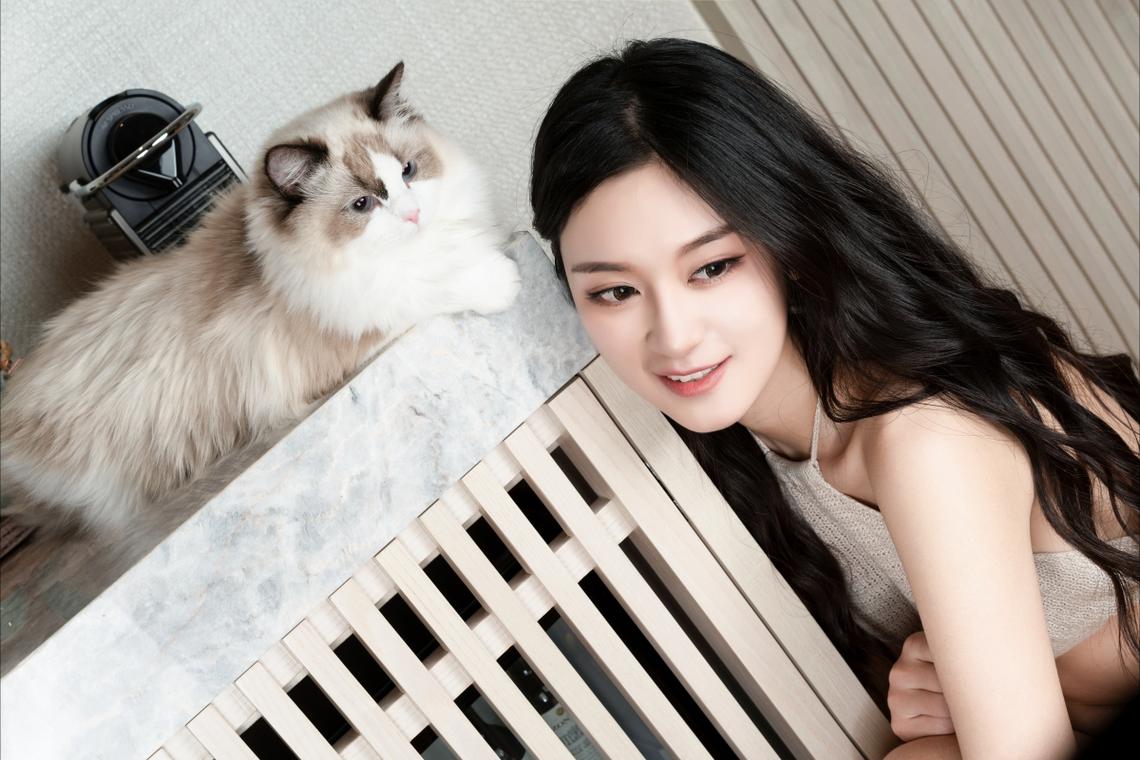 武汉渡江节：两千余名中外“泳士”搏浪长江